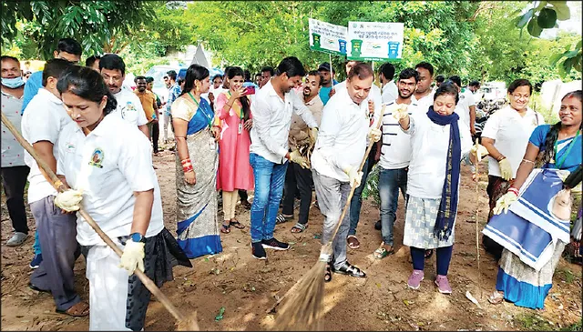 ସ୍ବଚ୍ଛତା ପକ୍ଷ: ଏପଟେ ଆବର୍ଜନା, ସେପଟେ ସଫେଇ