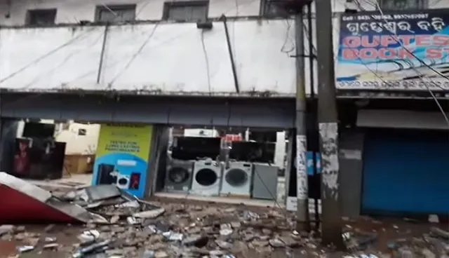 ଗୁପ୍ତେଶ୍ବର କଂପ୍ଲେକ୍ସର ପାରାପିଟ୍ ଖସିଲା, ଅଘଟଣରୁ ବର୍ତ୍ତିଲେ ଲୋକେ