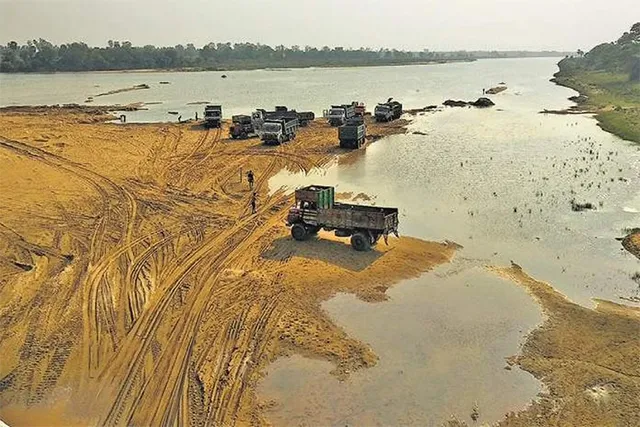 କୁଆଖାଇରୁ ବେଆଇନ ବାଲି ଚାଲାଣ: ନନ୍ଦନକାନନ ଥାନାରେ ତହସିଲଦାରଙ୍କ ଅଭିଯୋଗ