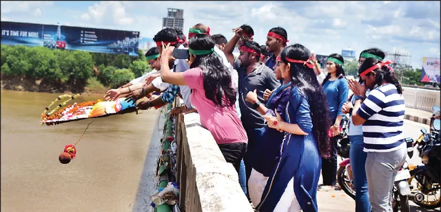 ଭୁବନେଶ୍ବର: କିଛି ଶୁଣିଲେନି, ନଦୀରେ ମୂର୍ତ୍ତି ବିସର୍ଜନ କଲେ