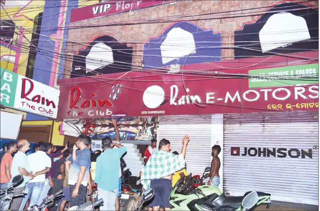 ଥରିଲା ରାଜଧାନୀ, ବାର୍‌ ଉପ‌ରେ ରାତିଅଧିଆ ବୋମାମାଡ଼