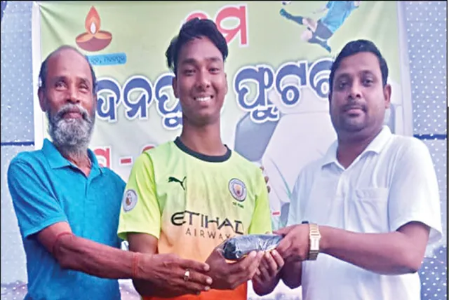 ମଦନପୁର କପ୍‌ କ୍ବାର୍ଟରରେ ଫ୍ରେଣ୍ଡସ ପାରାଡ଼ାଇଜ, ଗାଦିଶ୍ବର