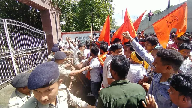 ସ୍ଥାନୀୟ ନିଯୁକ୍ତି ପ୍ରସଙ୍ଗ: ଆରଡିସି ଘେରାଉ ବେଳେ ଯୁବ ଗୋଷ୍ଠୀ ଓ ପୁଲିସ ମଧ୍ୟରେ ଧସ୍ତାଧସ୍ତି