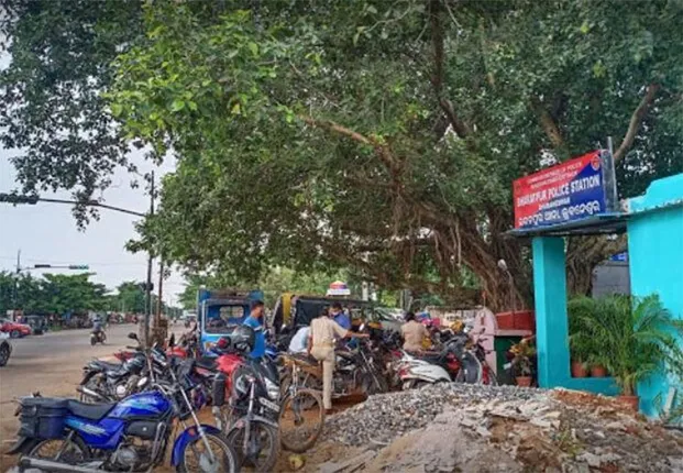 ପ୍ରଥମେ ଅତିଥି ସମ୍ବର୍ଦ୍ଧନା, ପରେ ବଟି ମାଗି ମାଡ଼