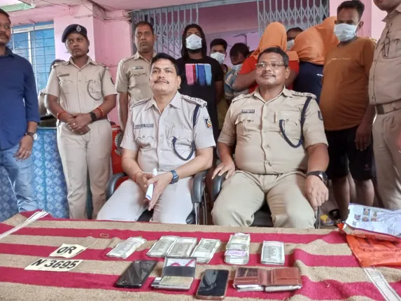 ଟ୍ରକ୍‌ ଲୁଟେରା ଗ୍ୟାଙ୍ଗ୍‌ର ୯ ଜଣ ସଦସ୍ୟ ଗିରଫ, ନଗଦ ୨.୪୫ ଲକ୍ଷ ଜବତ