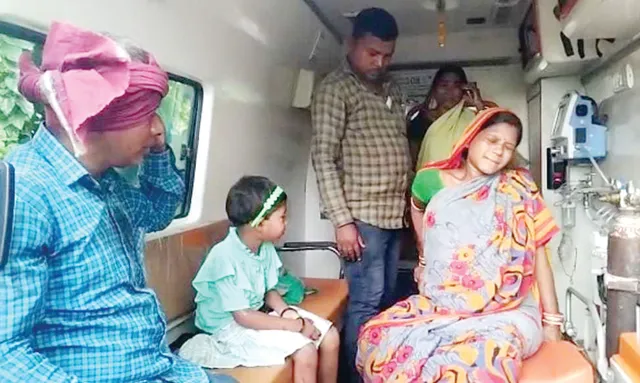 ମୋବାଇଲ୍‌ରେ ଗପି ଜନନୀ ଏକ୍ସପ୍ରେସ୍‌ ଗଛକୁ ପିଟିଲା ଡ୍ରାଇଭର୍‌