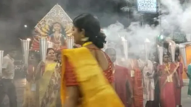 କୋଲକାତା ଦୁର୍ଗାପୂଜା ମଣ୍ଡପରେ ନୂଆ ପରମ୍ପରା: ପୁରୁଷ ନୁହେଁ, ମହିଳାମାନେ ପୂଜାର୍ଚ୍ଚନା କରି ସ୍ଥାପନ କଲେ ମା’ଙ୍କ ପ୍ରତିମା
