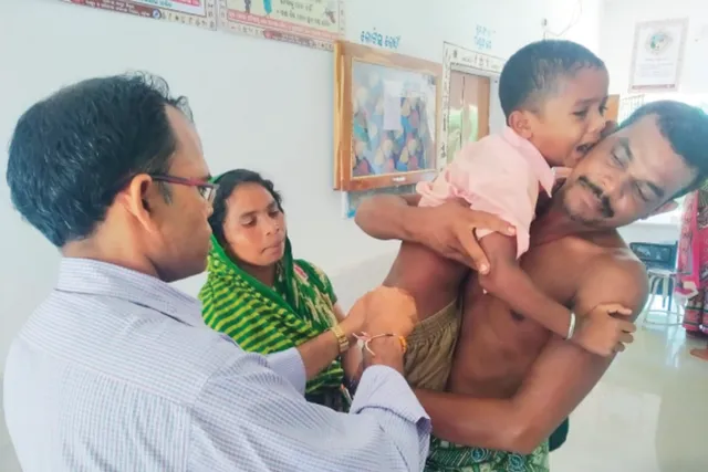 ଦେବଭୂଇଁ ପ୍ରାଥମିକ ସ୍ୱାସ୍ଥ୍ୟକେନ୍ଦ୍ର: ବିନା ଡାକ୍ତରରେ ଚାଲିଛି ରୋଗୀସେବା, ଅସ୍ଥାୟୀ ଫାର୍ମାସିଷ୍ଟ ଭରସା