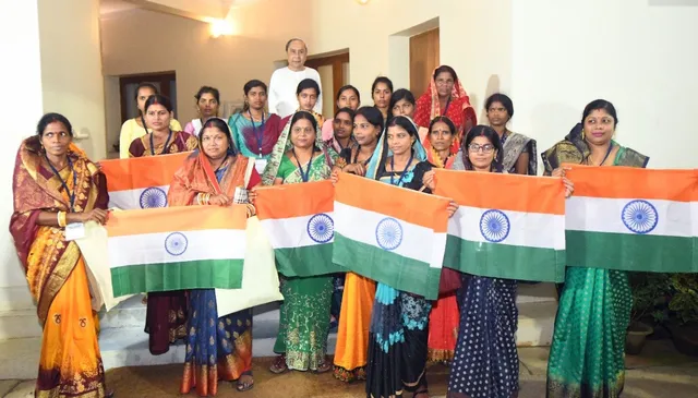 ଜାତୀୟ ପତାକା ପ୍ରସ୍ତୁତି ଦାୟିତ୍ୱ: ମୁଖ୍ୟମନ୍ତ୍ରୀଙ୍କୁ କୃତଜ୍ଞତା ଜଣାଇଲେ ୪ ଜିଲ୍ଲାର ମିଶନ ଶକ୍ତି ମହିଳା