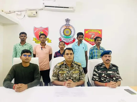 ବିଜାପୁରରେ ପରିବା ଗାଡ଼ିରେ ନିଆଁ ଲଗାଇଲେ ମାଓବାଦୀ, ସୁକମାରେ କଲେ ଆତ୍ମସମର୍ପଣ ୫ ନକ୍ସଲ