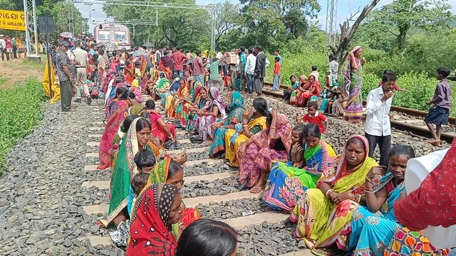 କୁଡୁମୀ ଜାତିକୁ ପୁନଃ ଆଦିବାସୀ ମାନ୍ୟତା ଦାବିରେ ରେଳରୋକ