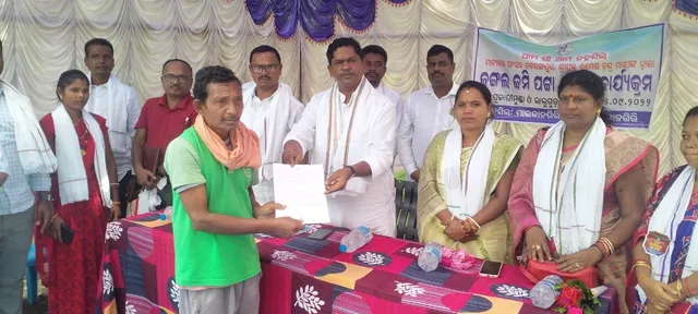 ଦୀର୍ଘ ଦିନରୁ ଦାବି କରୁଥିଲେ ଲୋକେ, ଜଂଗଲ ଜମି ପଟ୍ଟା ପାଇଲେ ୨ଟି ଗାଁର ୮୨ ଜଣ ହାତିଧିକାରୀ