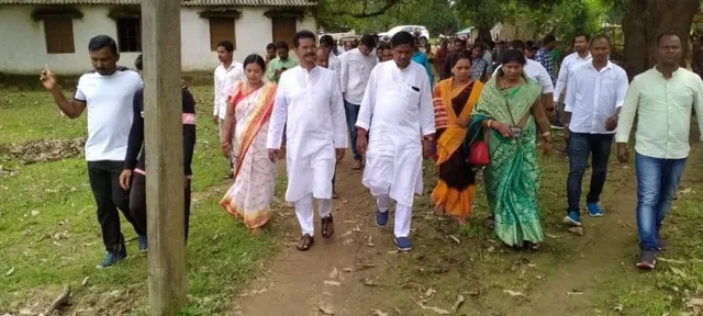 ହଳଦୀକୁଣ୍ଡରେ ଅଜଣା ରୋଗର ଆତଙ୍କ: ସାଂସଦ ଓ ବିଧାୟକଙ୍କ ହଳଦୀକୁଣ୍ଡ ଗସ୍ତ