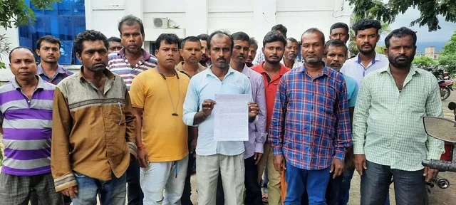 ସ୍କୁଲ ପରିସରକୁ କବଜା କରିଥିବା ବ୍ୟକ୍ତିଙ୍କ ବିରୋଧରେ କାର୍ଯ୍ୟାନୁଷ୍ଠାନ ପାଇଁ ଜିଲ୍ଲାପାଳଙ୍କ ନିକଟରେ ଫେରାଦ ହେଲେ ଗ୍ରାମବାସୀ