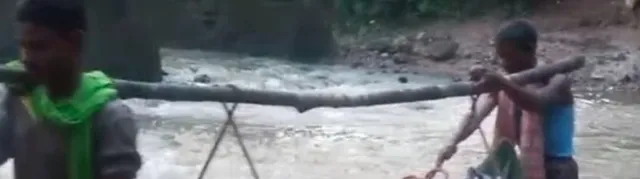 ରାସ୍ତା ନାହିଁ କହି ଅଧବାଟରେ ଛାଡ଼ିଦେଲା ଶବବାହକ ଗାଡ଼ି, ୭କିମି ଖଟିଆରେ ବୁହାହେଲା ଶବ