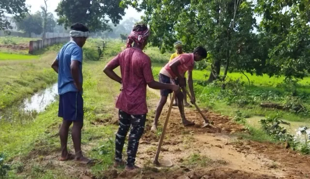 ପଡକଲୋନୀ ଗାଁକୁ ନାହିଁ ରାସ୍ତା, ନାଳ ରାସ୍ତାକୁ ମରାମତି କଲେ ଗ୍ରାମବାସୀ