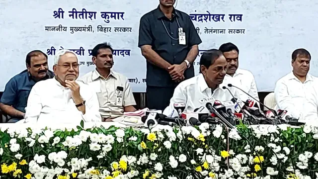 ଆପଣ ବସି ପଡ଼ନ୍ତୁ: ସାମ୍ବାଦିକ ସମ୍ମିଳନୀରୁ ଉଠିଯାଉଥିବା ନୀତୀଶଙ୍କୁ କହିଲେ ‘କେସିଆର୍‌’