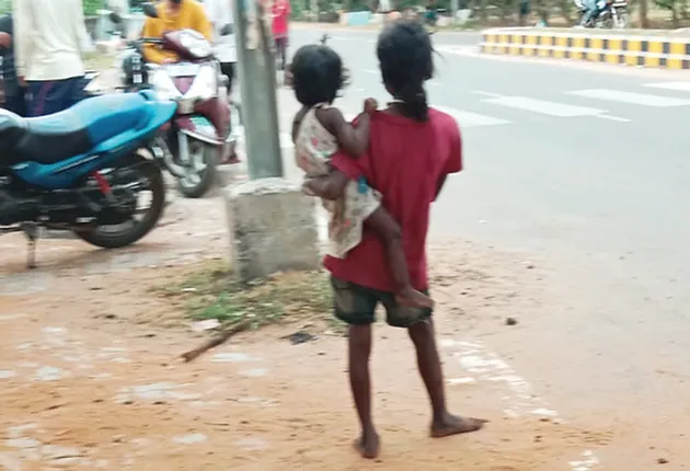 ଆଜି ଜାତୀୟ ଶିଶୁ ଯତ୍ନ ଦିବସ: ଫୁଟ୍‌ପାଥରେ ବନ୍ଧାପଡ଼ିଛି ଶୈଶବ