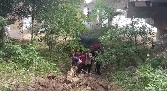 କାଠଯୋଡ଼ି ନଦୀତଳକୁ ଖସିଲା ମାଛ ବୋଝଇ ଟ୍ରକ