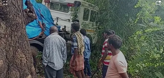 ବଲାଙ୍ଗୀର-ଟିଟିଲାଗଡ଼ ରାସ୍ତାରେ ଟ୍ରେଲର ଦୁର୍ଘଟଣାଗ୍ରସ୍ତ: ଦୁଇ କିଲୋମିଟର ପର୍ଯ୍ୟନ୍ତ ରାସ୍ତା ଜାମ୍