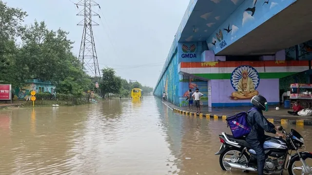 ଦିଲ୍ଳୀ ସୁଭାଷ ଚୌକରେ ବର୍ଷା ପାଣି ଜମିଥିବା ବେଳେ ପହଁରି ପହଁରି ରାସ୍ତା ପାର ହେଲେ ଯୁବକ