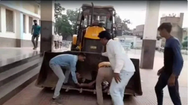 ଆସିଲା ନାହିଁ ଆମ୍ବୁଲାନ୍ସ, ବୁଲଡୋଜରରେ ମେଡିକାଲରେ ପହଞ୍ଚିଲେ ଆହତ ଯୁବକ