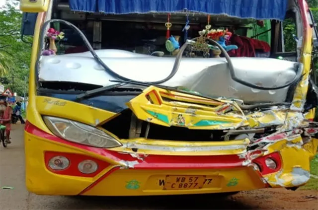 ଟ୍ରକ ପଛରେ ପିଟିଲା ବସ୍‌, ୧୩ ତୀର୍ଥଯାତ୍ରୀ ଆହତ