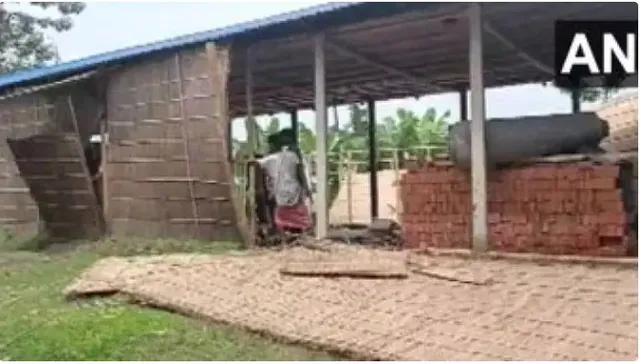 ପ୍ରଶାସନ ନୁହେଁ, ଆତଙ୍କବାଦୀ କାର୍ଯ୍ୟକଳାପ ଚାଲିଥିବାର ସନ୍ଦେହରେ ସ୍ଥାନୀୟ ଲୋକ ଭାଙ୍ଗିଦେଲେ ମଦ୍ରାସା