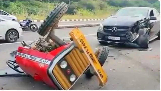 ମର୍ସିଡିଜ୍ କାର ଧକ୍କାରେ ଦୁଇ ଫାଳ ହେଲା ଟ୍ରାକ୍ଟର, ଭାଇରାଲ ହେଉଛି ଭିଡିଓ