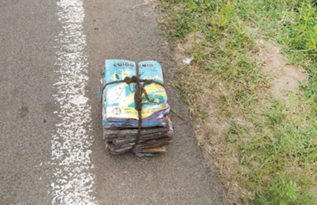 କେନାଲରୁ ମିଳିଲା ୧୫ ବିଡ଼ା ପାଠ୍ୟ ପୁସ୍ତକ