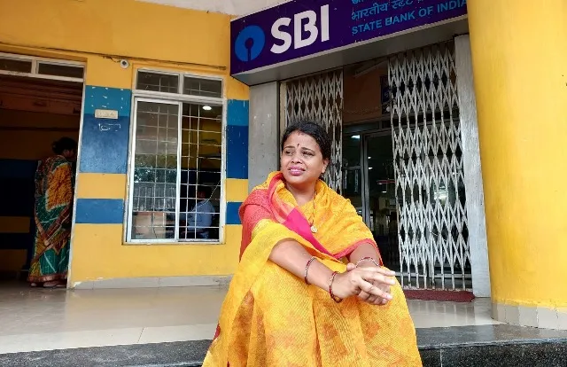 ବ୍ୟାଙ୍କ ଅଧିକାରୀ ସ୍ବାମୀଙ୍କୁ ଖୋଜୁଛନ୍ତି ଓକିଲ ପତ୍ନୀ, ଷ୍ଟେଟ ବ୍ୟାଙ୍କ ମୁଖ୍ୟ ଶାଖା ସମ୍ମୁଖରେ ପତ୍ନୀଙ୍କ ଧାରଣା