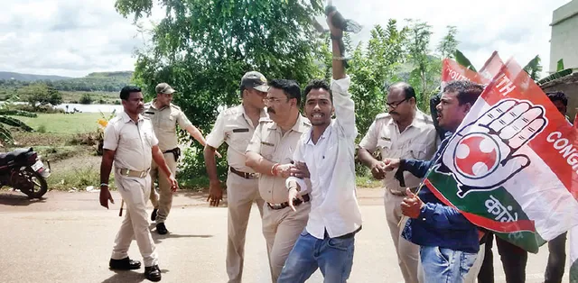 କେନ୍ଦ୍ର ଗୃହ ରାଷ୍ଟମନ୍ତ୍ରୀଙ୍କୁ କଳାପତାକା ପ୍ରଦର୍ଶନ