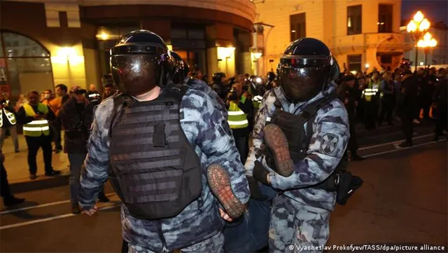 ପୁଟିନଙ୍କ ଘୋଷଣା ପରେ ରୁଷ୍‌ ନାଗରିକଙ୍କ ମଧ୍ୟରେ ଆତଙ୍କ: ପ୍ରାଣ ବିକଳରେ ଦେଶ ଛାଡ଼ୁଛନ୍ତି ନାଗରିକ