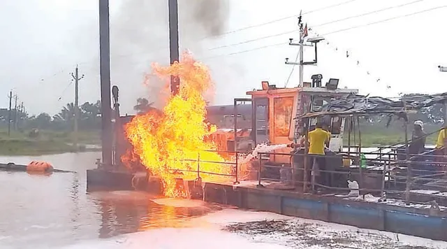 ଦୟାନଦୀ ଶଯ୍ୟା ଖନନ ବେଳେ ଅଘଟଣ: ଡ୍ରୋଜର୍‌ରେ ବିସ୍ଫୋରଣ ଯୋଗୁ ନିଆଁ ଲାଗିଲା