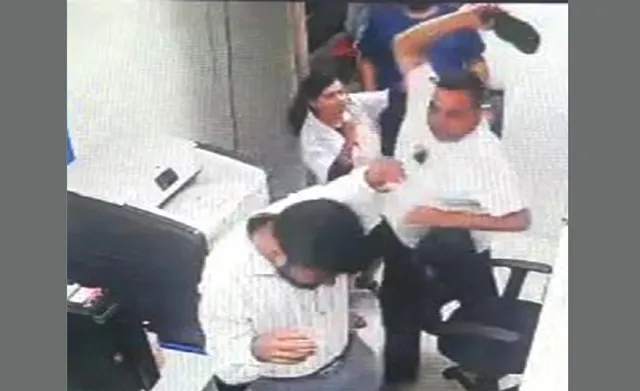 ସମ୍ବଲପୁରରେ ବ୍ୟବସାୟୀଙ୍କ ଦବଙ୍ଗଗିରି: ଡାକ୍ତରଙ୍କୁ ଚପଲରେ ପିଟି ଥାନାରେ ଅଟକ