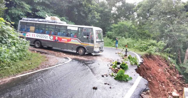 ଗାଜଲବାଡ଼ି ଘାଟି‌ରେ ଭୂସ୍ଖଳନ: ଏନ୍‌ଏଚ୍‌ ୫୯ରେ ଗାଡ଼ି ଚଳାଚଳ ବନ୍ଦ