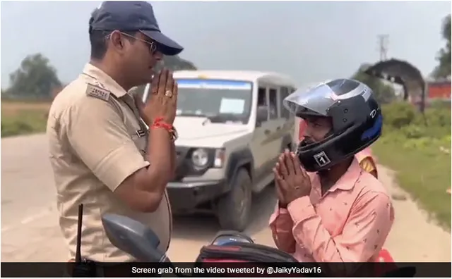 ମନ୍ତ୍ର ଉଚ୍ଚାରଣ କରି ଚାଳକଙ୍କୁ ହେଲ୍‌ମେଟ୍ ପିନ୍ଧାଇଲେ ପୁଲିସବାବୁ; ତା'ପରେ ହାତଯୋଡ଼ି ସମ୍ମାନର ସହ ଦେଲେ ଧମକ