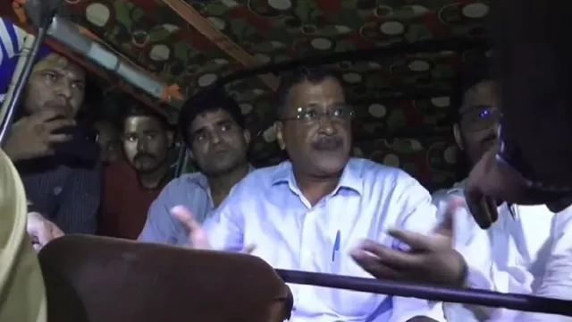 ସୁରଟ ରୋଡ୍‌ସୋରେ କେଜ୍ରିୱାଲଙ୍କୁ ପଥର ମାଡ଼