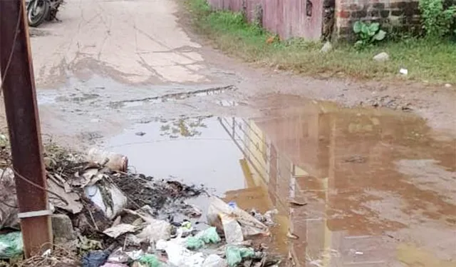 ଛଅ ମାସ ହେଲା ପାଇପ୍‌ ଫାଟି ରାସ୍ତାରେ ଚାଲିଛି ପାଣି ସୁଅ, ପିଏଚଡି କର୍ତ୍ତୃପକ୍ଷଙ୍କ ନିଦ ଭାଙ୍ଗୁନି