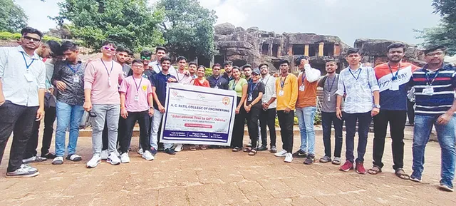 କଳିଙ୍ଗ ଷ୍ଟାଡିୟମ୍ ପରିଦର୍ଶନ କଲେ ମହାରାଷ୍ଟ୍ର ଛାତ୍ରଛାତ୍ରୀ