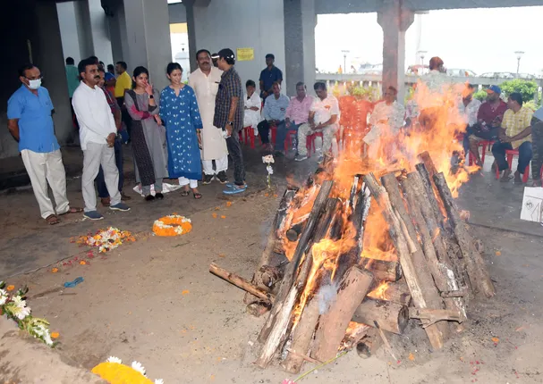 ସ୍ବର୍ଗଦ୍ବାରରେ ଜୟନ୍ତୀ ପଟ୍ଟନାୟକଙ୍କ ଶେଷକୃତ୍ୟ ସଂପନ୍ନ, ମୁଖାଗ୍ନି ଦେଲେ ପୁଅ ପୃଥ୍ବୀବଲ୍ଲଭ