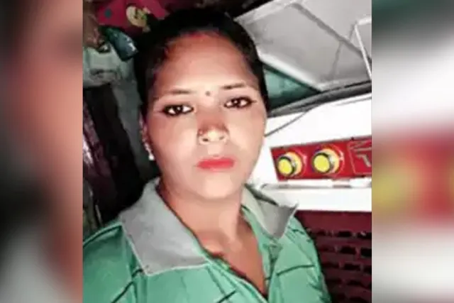 କୋଳଛୁଆକୁ ତଳେ ‌ଥୋଇ ଦୁଇ ଅଚିହ୍ନା ଲୋକଙ୍କୁ ବଞ୍ଚାଇବା ପାଇଁ ବଢ଼ିପାଣିକୁ ଡେଇଁ ପଡ଼ିଲେ ମାଆ