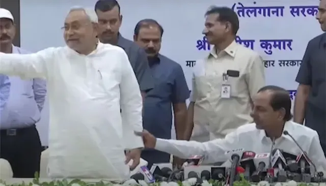 ସାମ୍ବାଦିକ ସମ୍ମିଳନୀରେ କେସିଆରଙ୍କୁ ଅଡ଼ୁଆରେ ପକାଇଲେ ନୀତୀଶ: ‘ପ୍ରଧାନମନ୍ତ୍ରୀ ପ୍ରାର୍ଥୀ’ ପ୍ରଶ୍ନ ସବୁ ଗୋଳମାଳ କରିଦେଲା