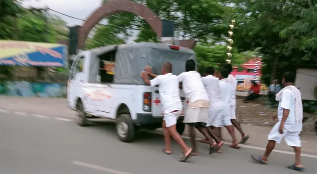 ଆମ୍ବୁଲାନ୍ସ ଠେଲିଲେ କଏଦୀ