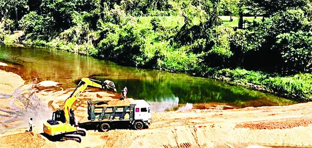 ବେଆଇନ ବାଲି ଉତ୍ତୋଳନ ମାମଲାରେ ଏନ୍‌ଜିଟି ଛାଟ: ୩୬.୭୦ କୋଟି ଜରିମାନା ଆଦାୟ କରି ପାରିବ ତ ପ୍ରଶାସନ?