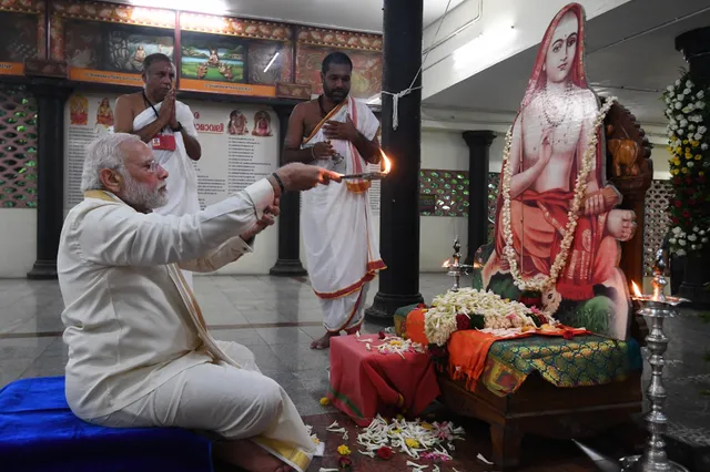 ରୁଦ୍ରାକ୍ଷ ମାଳା ଓ ଉତ୍ତରୀୟ ପକାଇ ଶ୍ରୀ କାଞ୍ଚି କାମକୋଟି ପୀଠ ଦର୍ଶନ କଲେ ପ୍ରଧାନମନ୍ତ୍ରୀ ମୋଦୀ