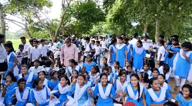 ପ୍ରଧାନଶିକ୍ଷକଙ୍କ ବଦଳି ଦାବିରେ ରାସ୍ତାରୋକ କଲେ ଛାତ୍ରଛାତ୍ରୀ