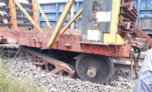 ମାଲବାହୀ ଟ୍ରେନ୍‌ ଲାଇନ୍‌ଚ୍ୟୁତ, ରେଳ ଚଳାଚଳ ୩ ଘଣ୍ଟା ପ୍ରଭାବିତ