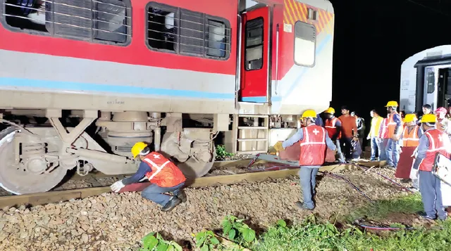 ଯାତ୍ରୀବାହୀ ଟ୍ରେନ୍‌ ଲାଇନଚ୍ୟୁତ; ଟ୍ରାକ୍‌ ବାହାରକୁ ଚାଲିଗଲା ୪ ବଗି, ୨ କର୍ମଚାରୀ ନିଲମ୍ବିତ