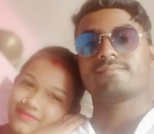 ପେଟ୍ରୋଲ ଢାଳି ଦେହରେ ନିଆଁ ଲଗାଇ ଦେଲେ ଦମ୍ପତି: ସ୍ତ୍ରୀ ମୃତ, ସ୍ବାମୀ ଗୁରୁତର